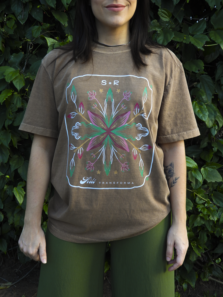 Camiseta Estampada "Arte Transforma"