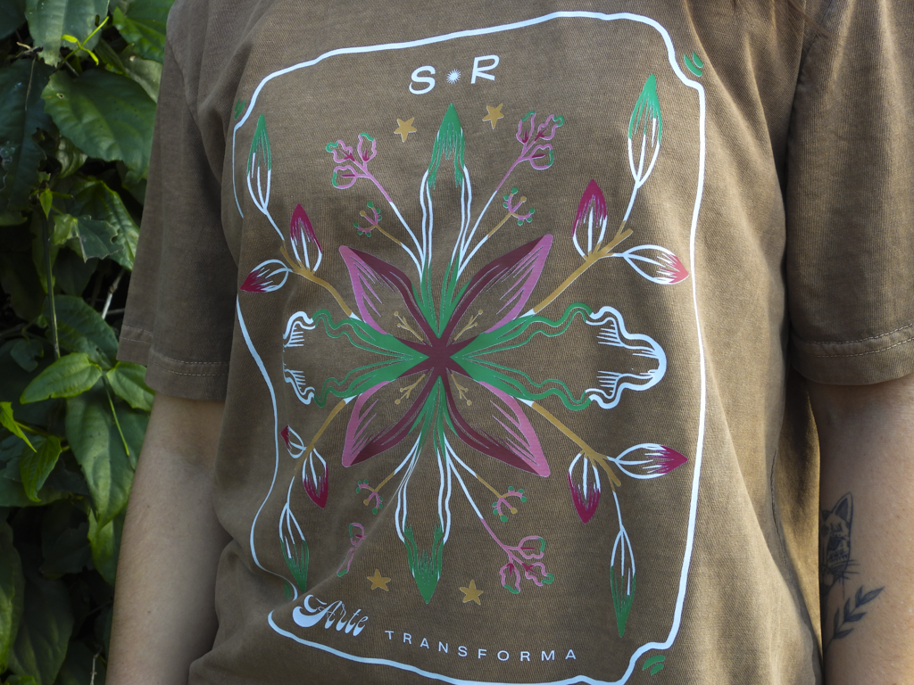 Camiseta Estampada "Arte Transforma"